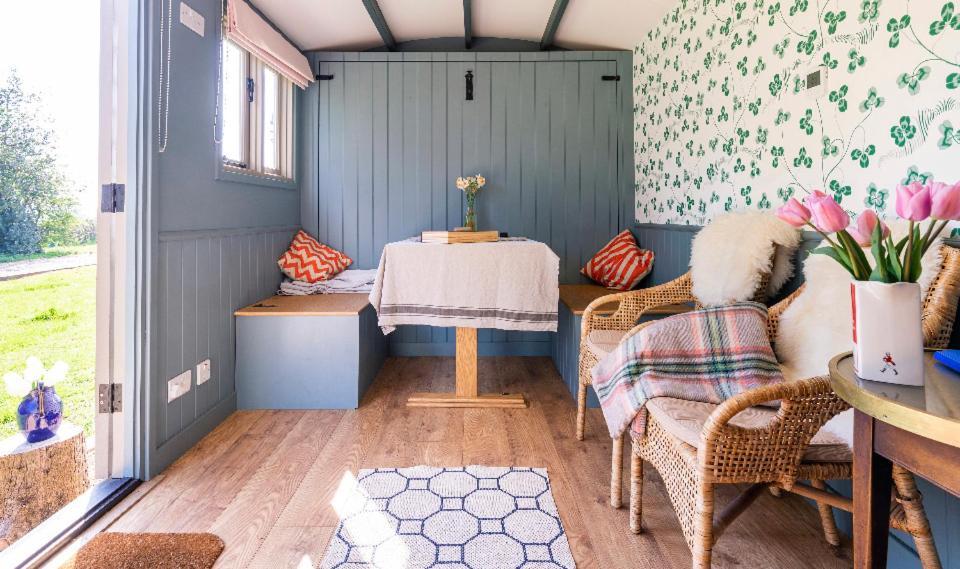 Old King William Shepherd Huts And Private Hot Tubs In North Norfolk Hunworth ภายนอก รูปภาพ