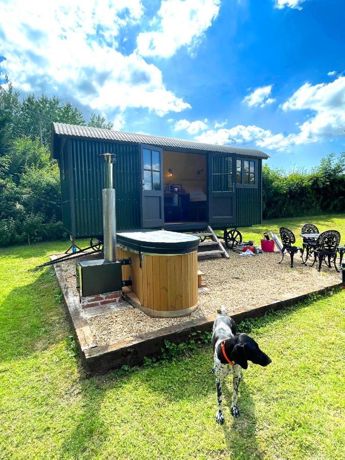 Old King William Shepherd Huts And Private Hot Tubs In North Norfolk Hunworth ภายนอก รูปภาพ